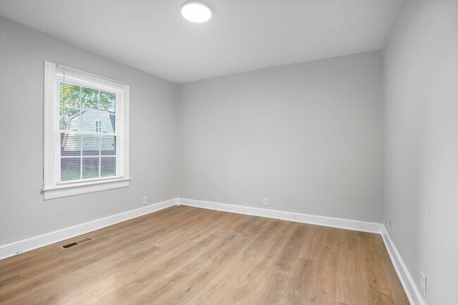 Building Photo - 1120 Leaf Ave