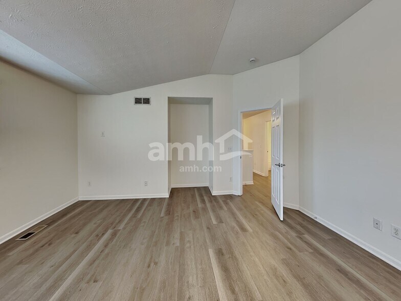 Building Photo - 170 Old Carriage Ct