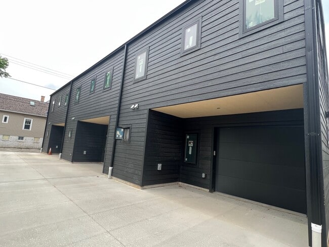 Building Photo - 923 E Otjen St