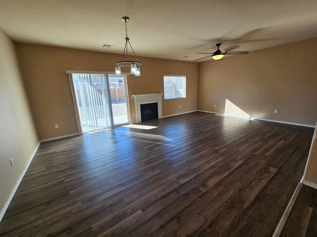 Building Photo - Large 4 bdrm/2 bath home in Desert Lakes G...