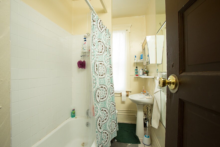 Building Photo - 2136 Summit St