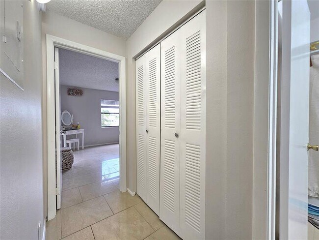 Building Photo - 9999 Summerbreeze Dr