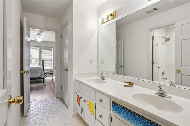 Building Photo - 2883 Wynfair Dr
