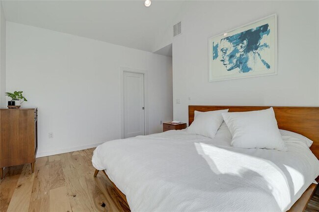 Building Photo - 2709 E 14th St