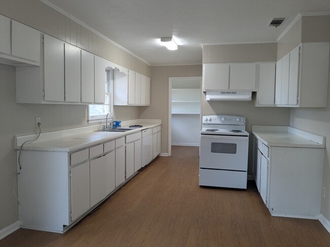 Building Photo - 904 Adams St