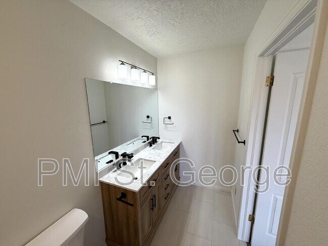 Building Photo - 2506 W Grandview Dr
