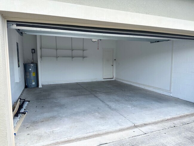 Building Photo - Private Back Yard! - 3 Bedroom 2 Bathroom ...