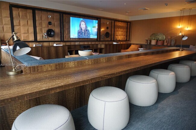 Building Photo - 121 NE 34th St