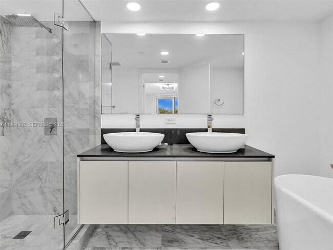 Building Photo - 9821 E Bay Harbor Dr