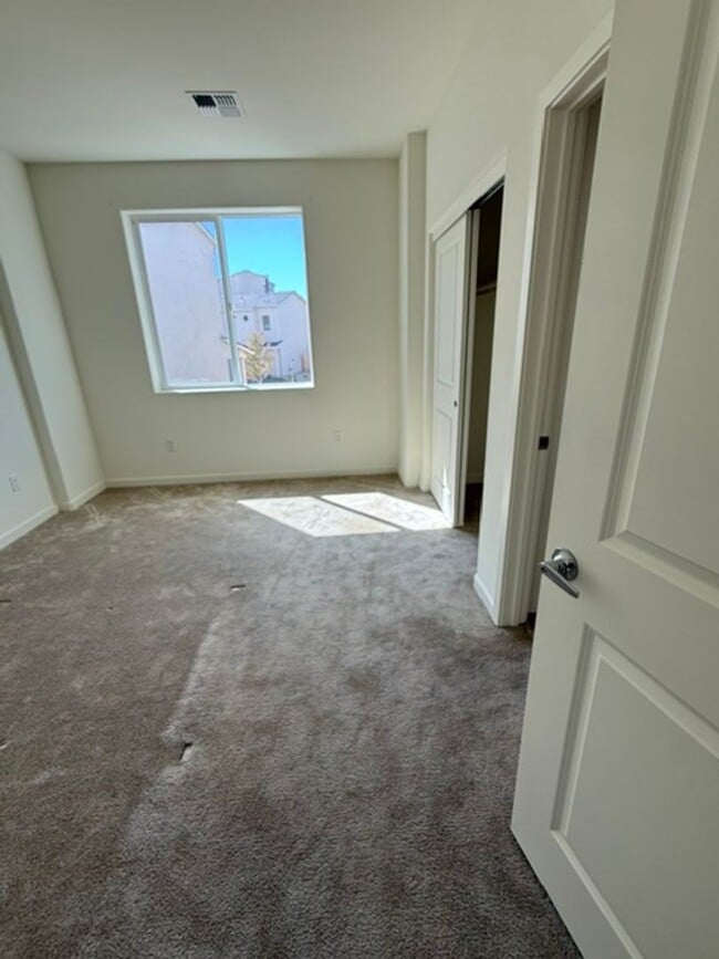 Building Photo - Charming Sun Valley Home with Generous Yard