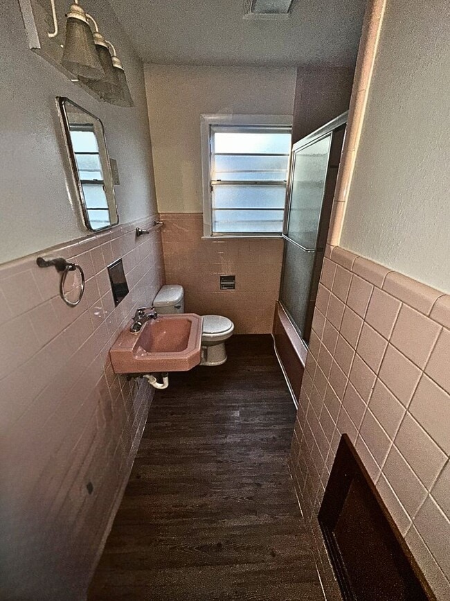 Building Photo - Mesmorizing 3 Bedroom