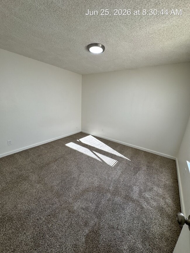 Building Photo - Upstairs unit MOVE IN READY!