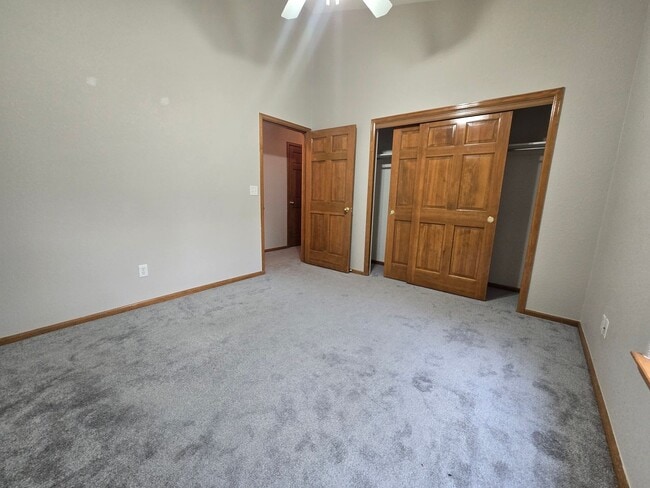Building Photo - Bright and open Condo, walking distance to...