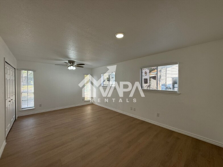 Building Photo - 216 Kimberly Dr