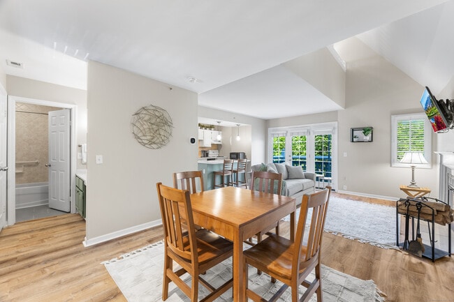 Building Photo - 2124 Old Pond Ln