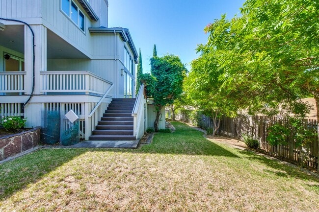 Building Photo - Large 3,767 sqft home on a 10,000 sqft lot- 2 bed located on 1st floor w/ separate entrance - Top...