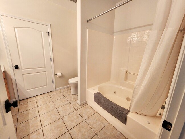 Building Photo - 522 Knolls Dr