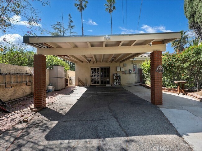 Building Photo - 10918 Reseda Blvd