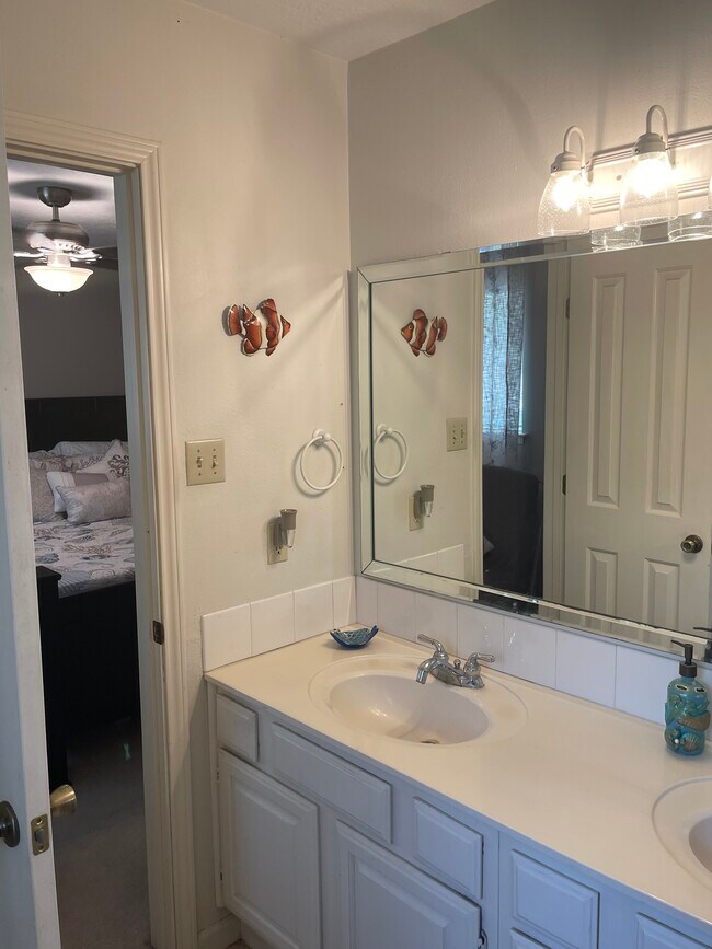 Master bedroom full bath with double sinks. - 2931 Valley Rose Dr