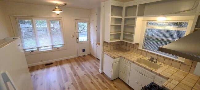 Building Photo - 7611 Bodega Ave
