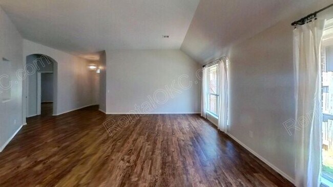 Building Photo - 4 Bed 2 Bath near Buck Thomas Park.