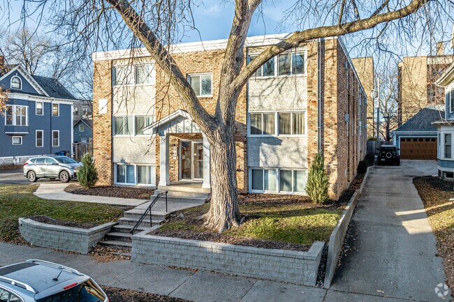 Building Photo - 2420 Dupont