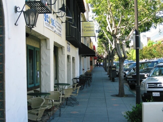 Building Photo - 540 Elm St