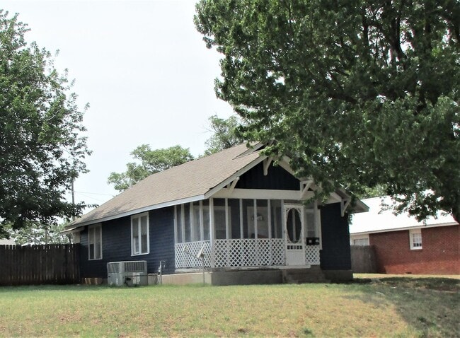 Building Photo - Cute Bungalow with a screened in front porch