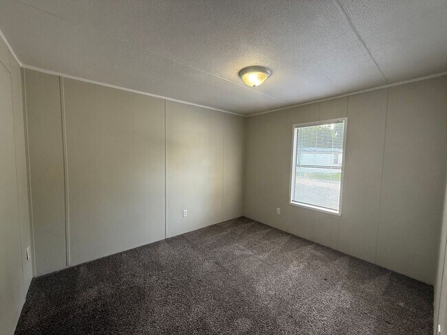 Building Photo - 3 bedroom, 2 bath Mobile Home