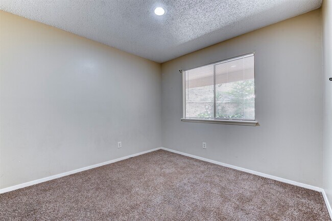 Building Photo - 1906 Woodhue Dr