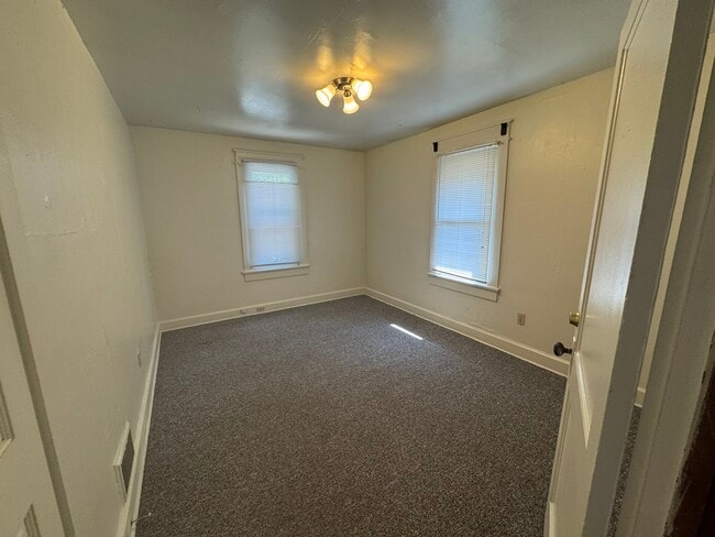 Building Photo - 501 E 1st St