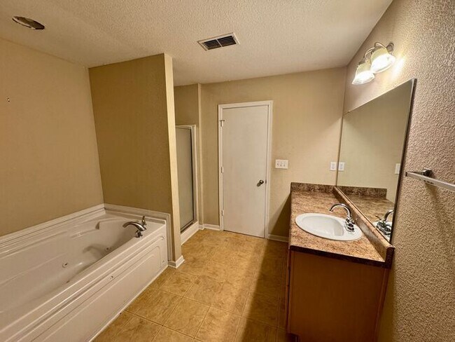 Building Photo - Over 2800 square feet!