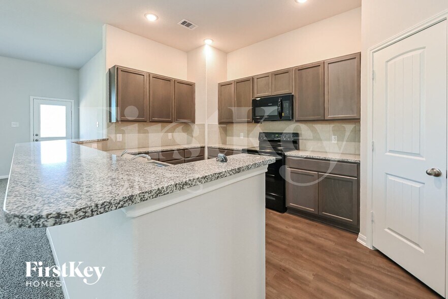 Building Photo - 14785 Country Club Dr