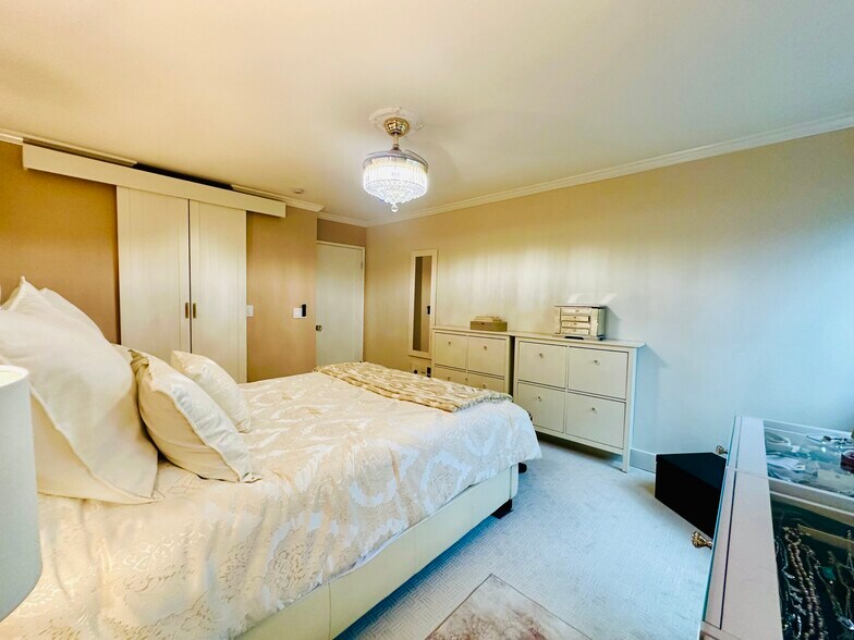 Building Photo - 8400 De Longpre Ave