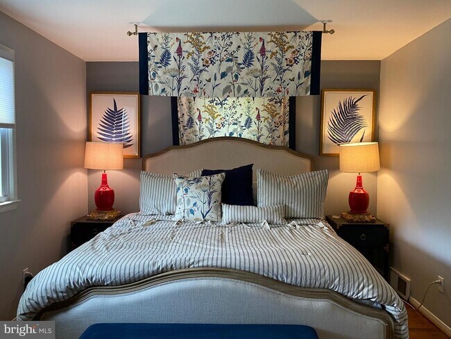 Building Photo - Show stopper