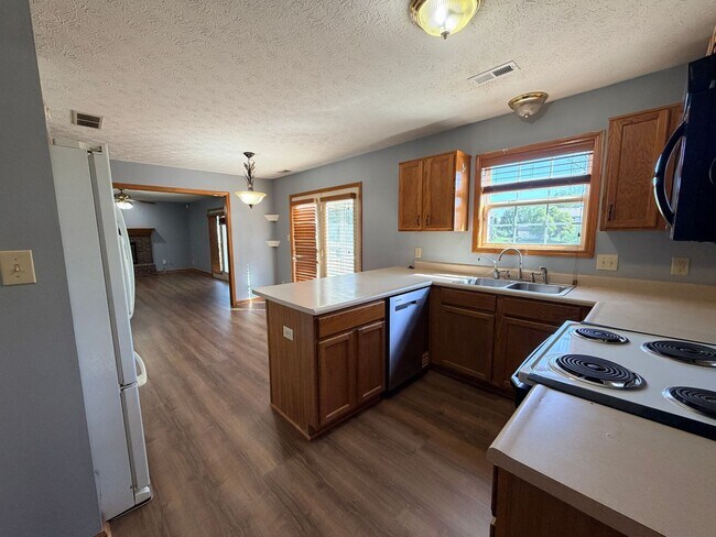 Building Photo - 705 Hummingbird Ln