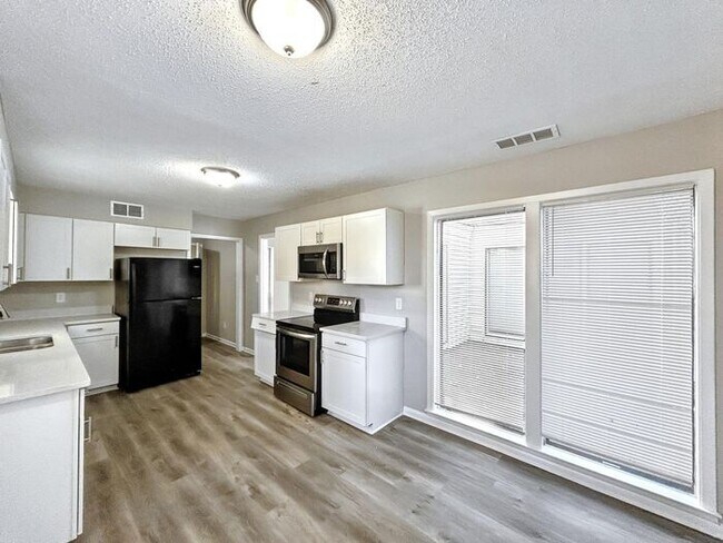 Building Photo - 3333 Leschallas Dr
