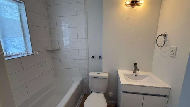 Building Photo - 870 NE 142nd St