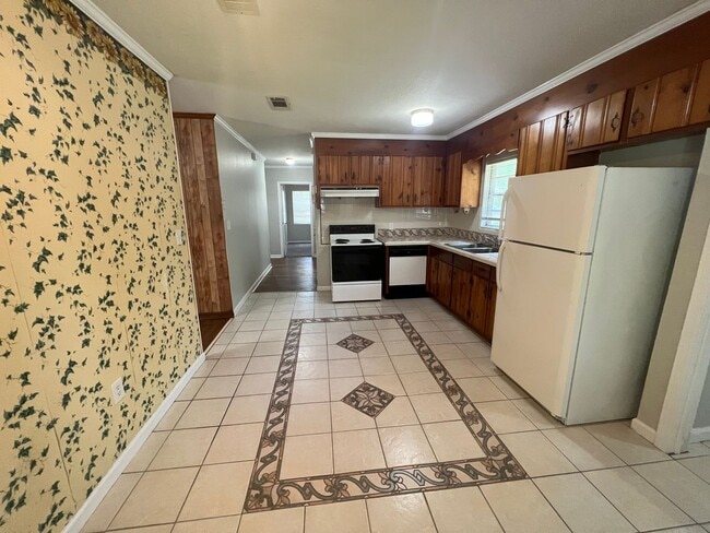 Building Photo - 3 bedroom 1 bathroom in Northport