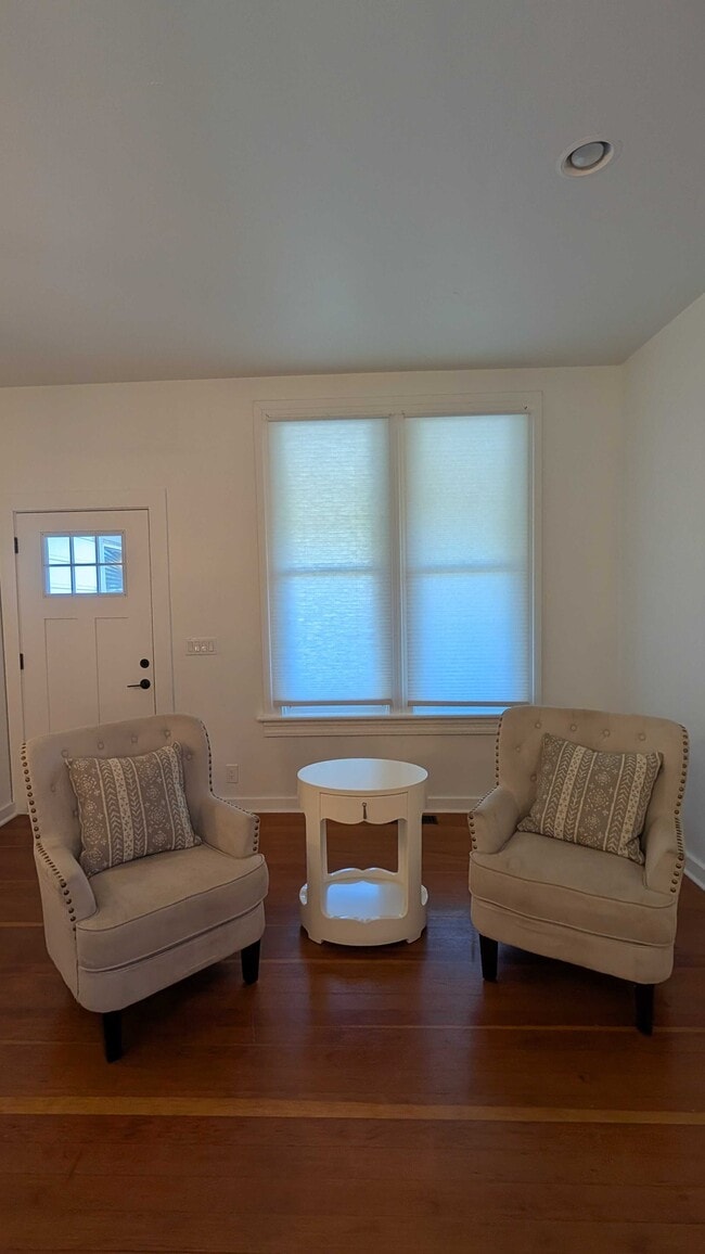 Building Photo - 405 N Cloverdale Blvd