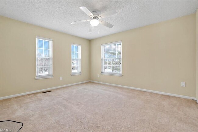 Building Photo - 240 Fox Hollow Dr