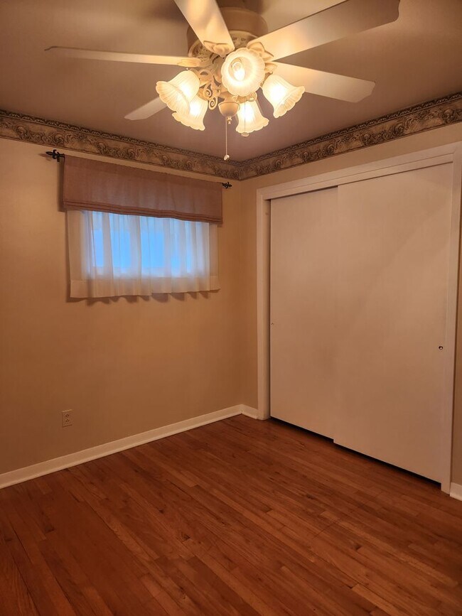 Building Photo - Very Nice- furnished 3-BR