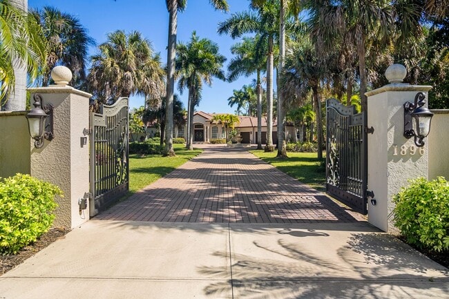 Building Photo - ** OAKES ESTATES ** 4 BED + DEN / 3.5 BATH...
