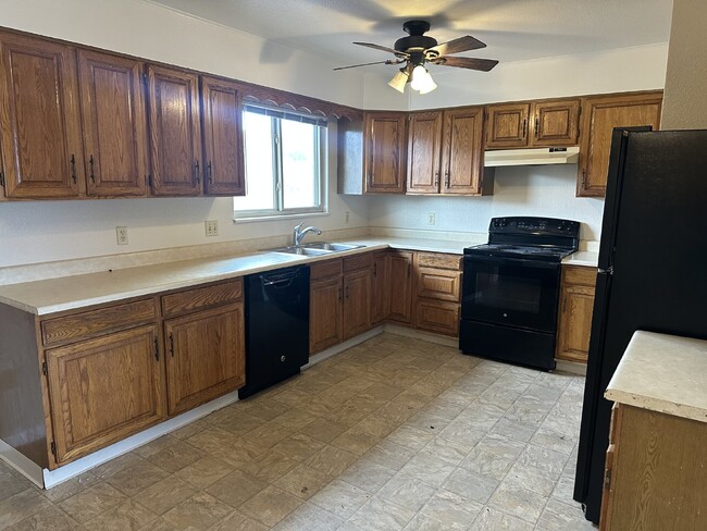 Building Photo - 4BD/2BA Duplex in Golden