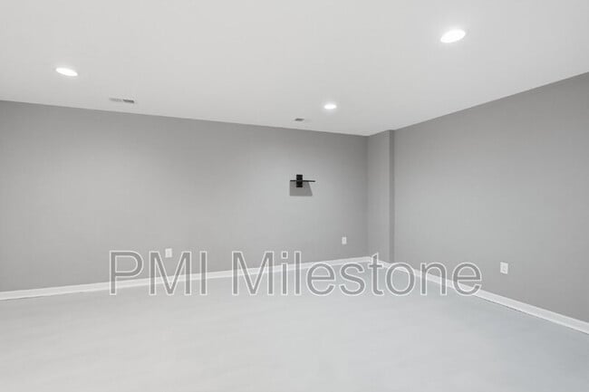 Building Photo - 72 Norwood Dr