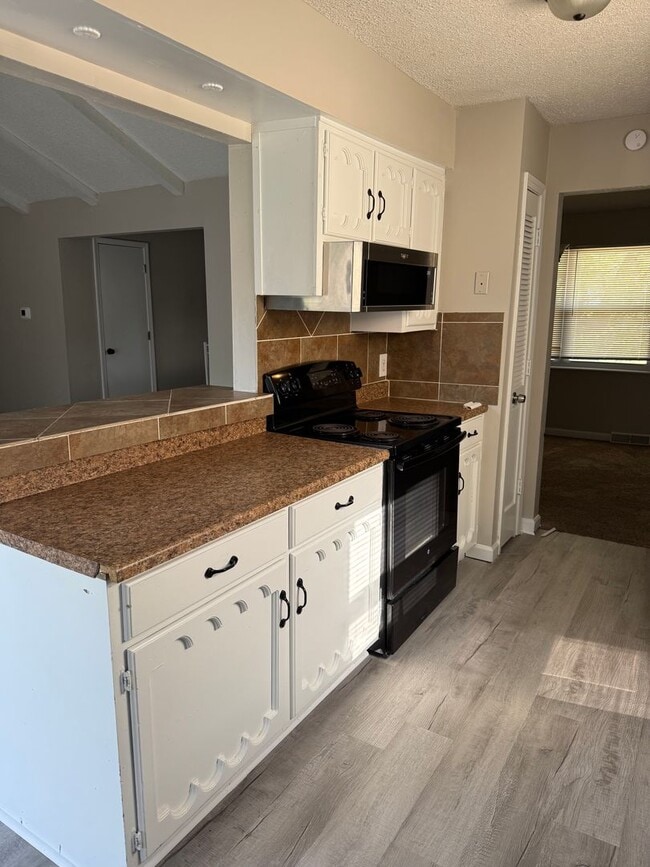Building Photo - Spacious 3 Bedroom Home with Finished Base...