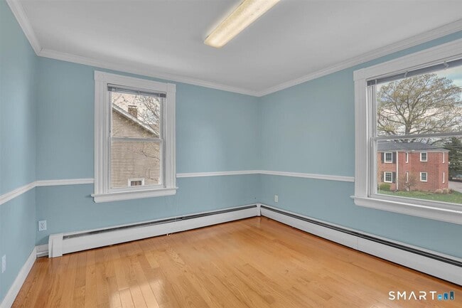 Building Photo - 36 School St