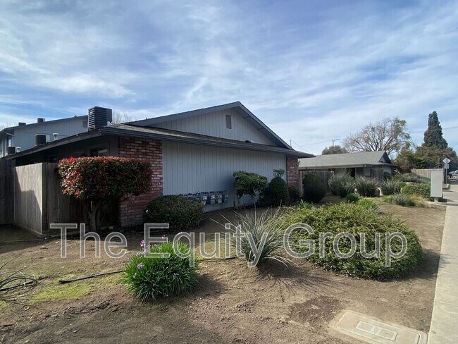 Building Photo - 703 E Noble Ave
