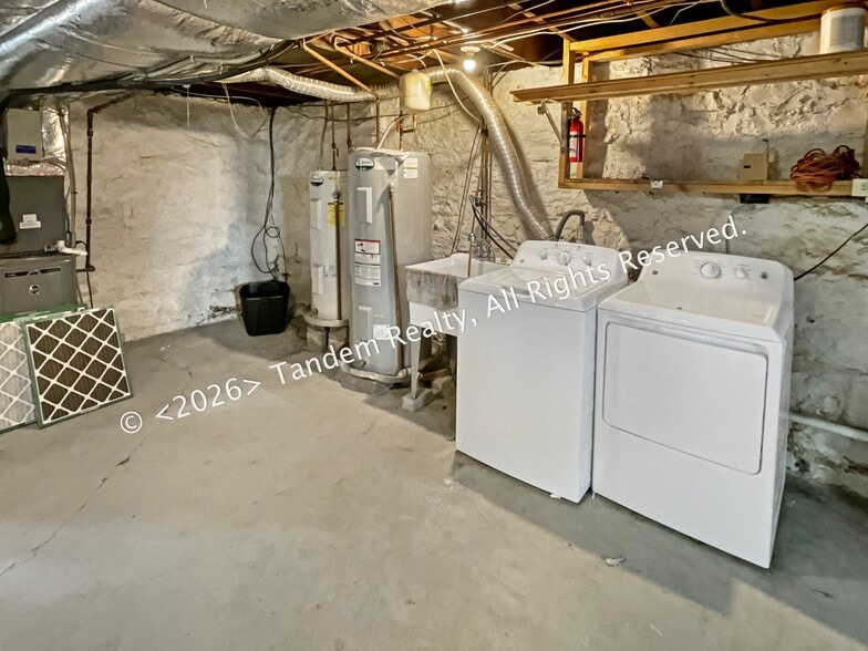Building Photo - 2228 Ashwood Ave