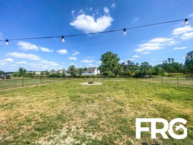Building Photo - 200 Willow Pond Dr